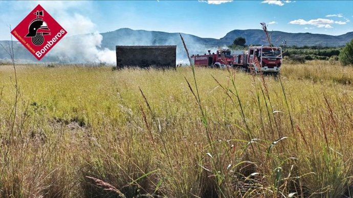 Los bomberos controlan un incendio en una zona de cultivos con restos de poda en Xbia