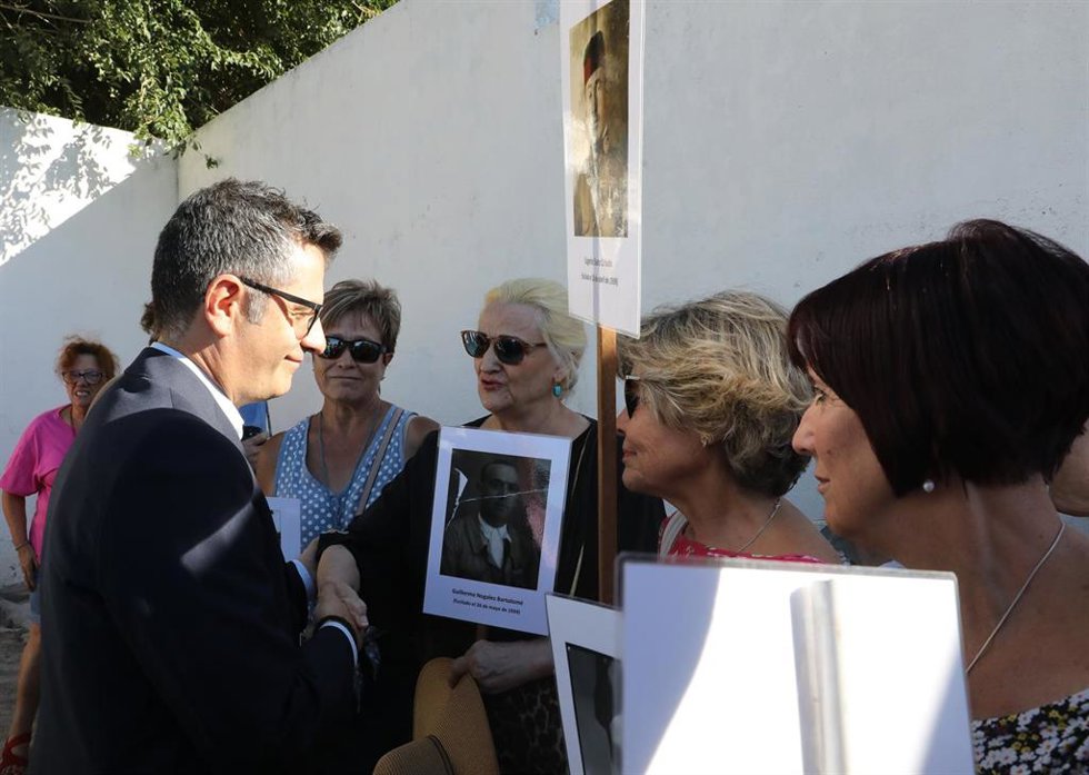 Archivo - El ministro de la Presidencia, Relaciones con las Cortes y Memoria Democrática, Félix Bolaños, saluda a familiares de las víctimas del franquismo durante su visita al cementerio de Colmenar Viejo, a 31 de agosto de 2022, en Colmenar Viejo, Mad