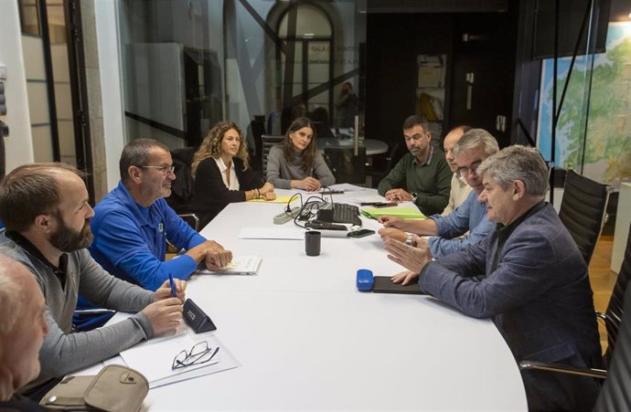El director xeral de Defensa do Monte, Manuel Rodríguez, y el director xeral de Planificación e Ordenación Forestal, José Luis Chan, en una reunión con representantes de la Mancomunidade de Montes de Vigo.