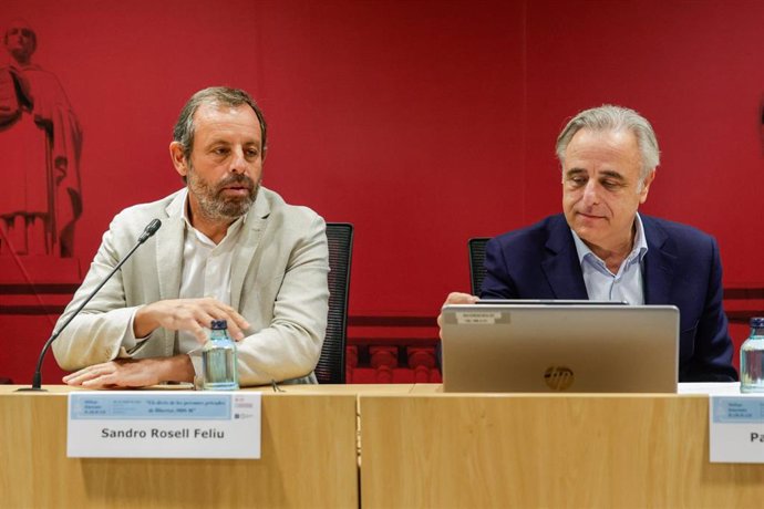 El expresidente del FC Barcelona Sandro Rosell (i) y el abogado Pau Molins (d) durante una mesa redonda en el Colegio de Abogados de Barcelona, a 24 de octubre de 2023, en Barcelona