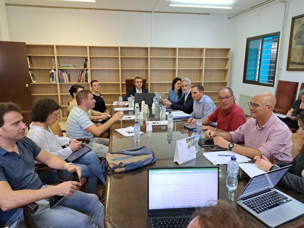 El conseller de Educación y Universidades, Antoni Vera, se reúne con los directores de secundaria de Pitiusas.