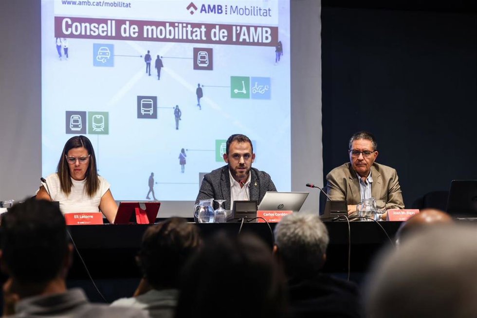 La consellera delegada de Movilidad Sostenible del AMB, Elisabet Latorre; el vicepresidene de Movilidad, Transporte y Sostenibilidad del AMB, Carlos Cordón; y el director de Movilidad, Transporte y Sostenibilidad del AMB, Joan Maria Bigas.