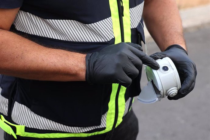 Un agente de Policía muestra un objeto incautado durante un operativo antidroga en el barrio de La Soledad.