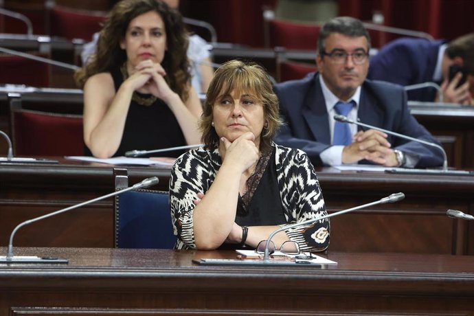 Archivo - La consellera de Presidencia y Administraciones Públicas, Antnia Maria Estarellas, durante una sesión en el Parlament.