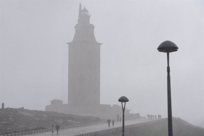 Archivo - Fuertes lluvias en las inmediaciones de la Torre de Hércules, cerrada hoy por el mal tiempo, a 13 de febrero de 2022, en A Coruña, Galicia (España). La entrada de un temporal en Galicia provoca que La Agencia Estatal de Meteorología haya activ