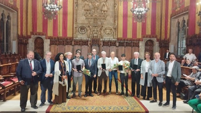Los premiados con el Ramblista d'Honor junto a concejales del Ayuntamiento de Barcelona.