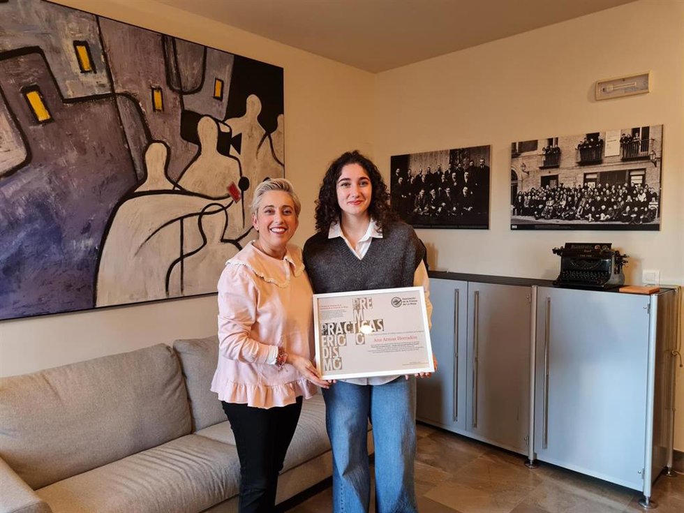 La becaria Ana Armas, Premio de Prácticas de APR por su reportaje 'Pensé que me había muerto...' emitido en Cadena SER