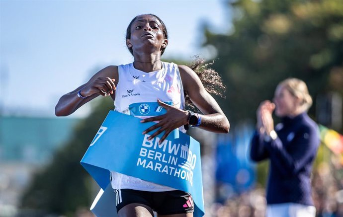 La atleta etíope Tigst Assefa tras el Maratón de Berlín