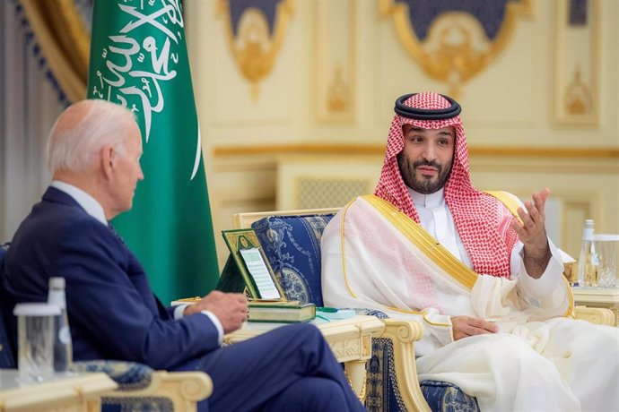 Archivo - El presidente de Estados Unidos, Joe Biden, y el príncipe heredero de Arabia Saudí, Mohamed bin Salmán
