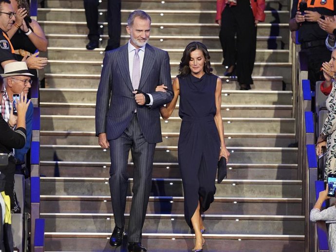 Los Reyes de España, Felipe VI y Letizia, a su llegada a un acto institucional de reconocimiento a los profesionales y voluntarios que intervinieron en la extinción del incendio forestal, en el Auditorio de Tenerife Adán Martín.
