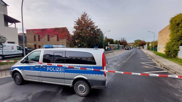 Archivo - Coche de Policía de Alemania desaloja un centro escolar ante una amenaza de bomba