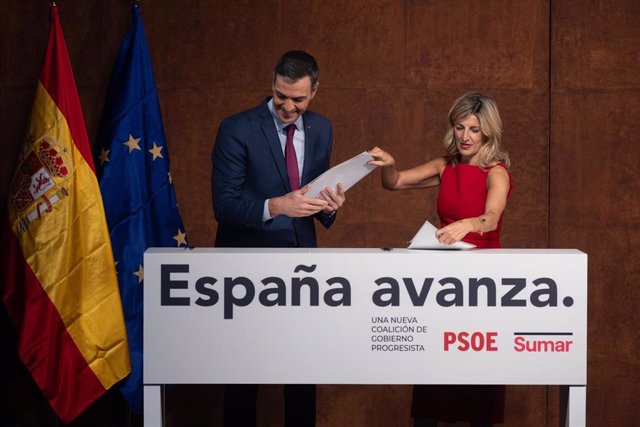 El presidente del Gobierno en funciones, Pedro Sánchez y la líder de Sumar,, Yolanda Díaz, aplauden tras firmar un acuerdo para un Gobierno de coalición progresista en el Museo Reina Sofía, a 24 de octubre de 2023, en Madrid (España).
