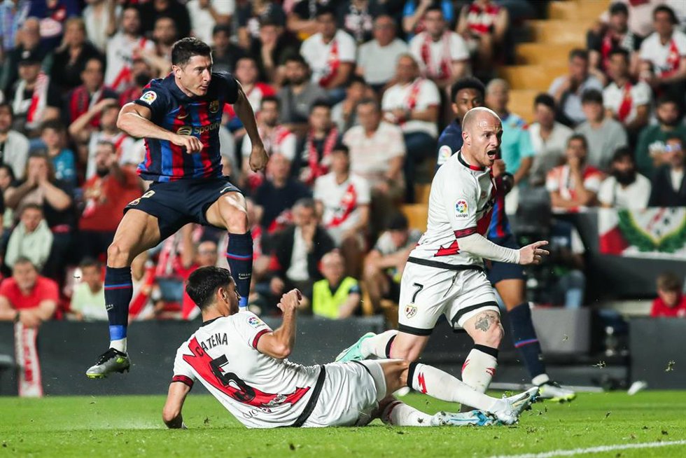 Archivo - Lewandowski dispara en el Rayo Vallecano-FC Barcelona de LaLiga 2022-2023