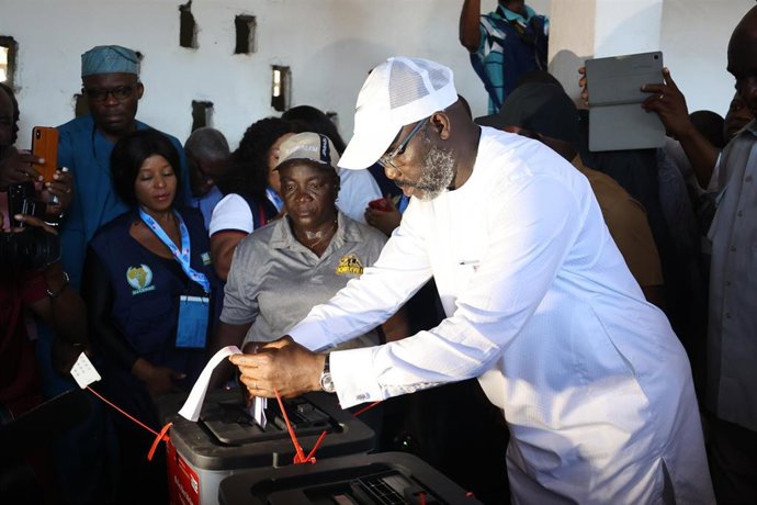 El presidente liberiano, George Weah, deposita su voto en un colegio electoral en Monrovia, Liberia
