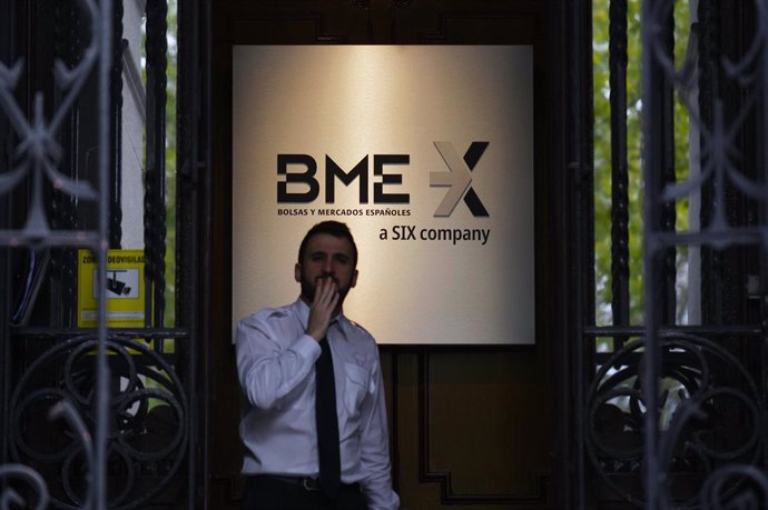 Un empleado en el Palacio de la Bolsa, a 20 de octubre de 2023, en Madrid (España). El Ibex 35 ha iniciado la sesión de hoy, la última de la semana, con una caída de casi el 0,9%, lo que ha llevado al selectivo a perder la cota de los 9.100 enteros, has