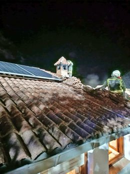 El incendio de una chimenea en una casa de Frama afecta al tejado