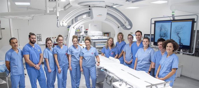 Personal sanitario con el nuevo angiógrafo del Hospital Universitario de Navarra