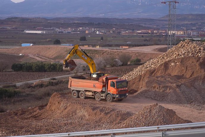 Archivo - Imagen de archivo de un camión y una máquina retroexcavadora en las obras de la Ronda Sur de Logroño..