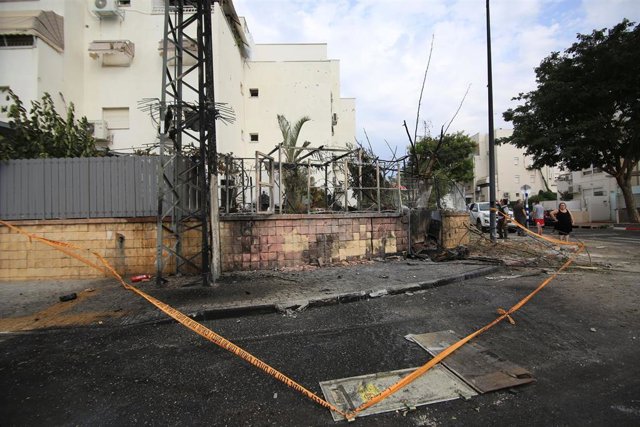 Daños materiales en una vivienda en la ciudad de Ascalón, en el sur de Israel, a causa de un proyectil disparado desde la Franja de Gaza