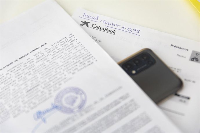 Archivo - Documentación para la firma de una hipoteca, a 15 de marzo de 2023, en Madrid (España).