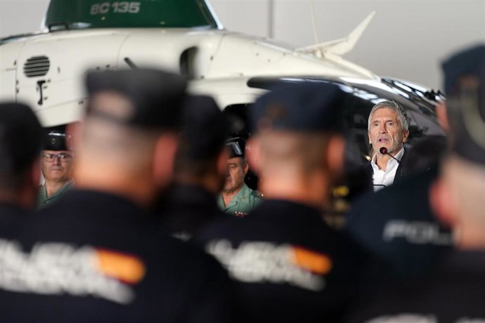 Archivo - El ministro del Interior, Fernando Grande Marlaska, con agentes de la Policía Nacional y del a Guardia Civil a 29 de junio del 2023 en Málaga (Andalucía, España).