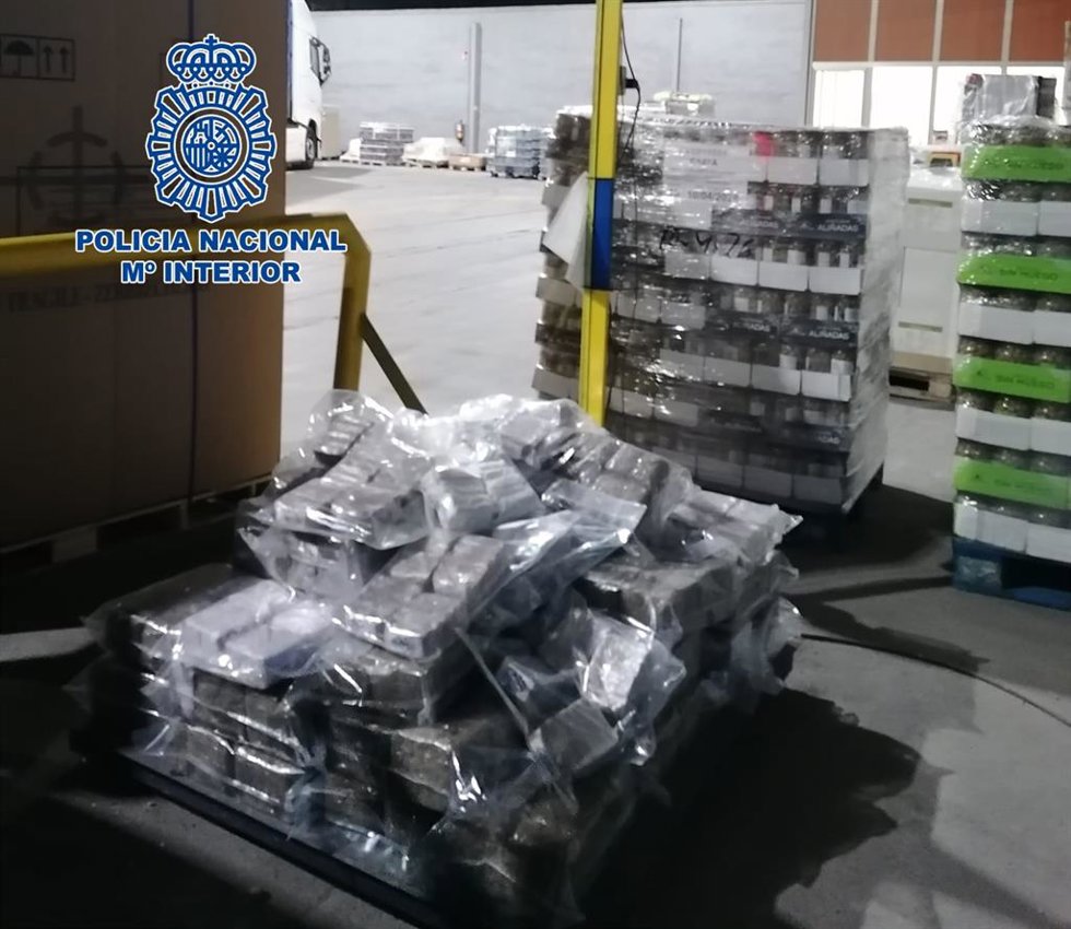 Uno de los palés con estupefacientes incautados por los agentes de la Policía.