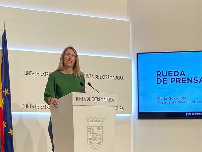 La presidenta de la Junta de Extremadura, María Guardiola, en rueda de prensa en Mérida