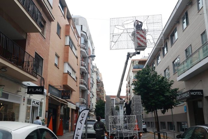 Montaje de las luces navideñas en Sevilla capital.
