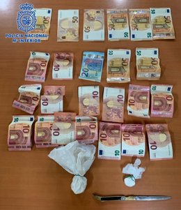 Dinero, navaja y droga incautada