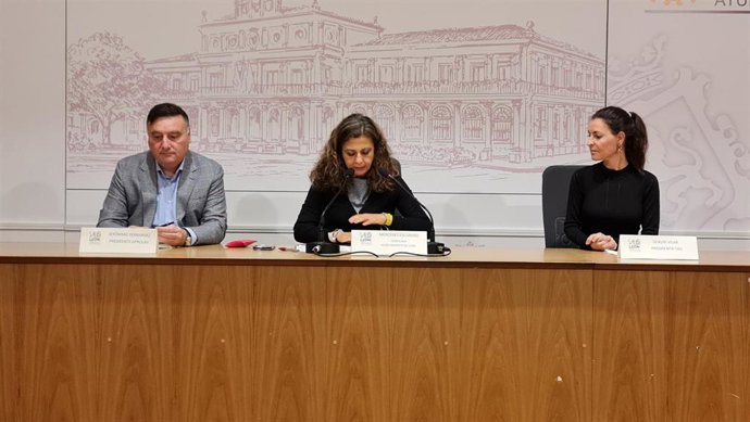 Jerónimo Ferández, presidente de la Federación der CyL de Agencias de Viajes, Mercedes Escudero y Leixuri Vilar.