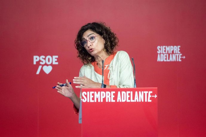 Archivo - La vicesecretaria general del PSOE y ministra de Hacienda en funciones, María Jesús Montero, ofrece una rueda de prensa en la sede del PSOE, a 11 de septiembre de 2023, en Madrid (España).