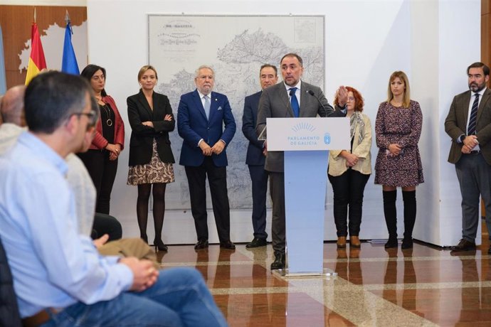 El conselleiro de Sanidade, Julio García Comesaña, la de Política Social, Fabiola García, y el presidente del Parlamento gallego, Miguel Santalices, entre otros representantes en un acto por el Día del Daño Cerebral Adquirido.