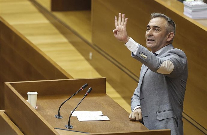 Miguel Barrachina interviene durante la primera sesión de control al Consell