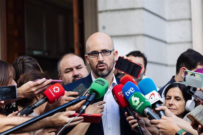 El secretario de Estado de Derechos Sociales, Nacho Álvarez, atiende a medios en el Congreso de los Diputados, a 4 de octubre de 2023, en Madrid (España). 