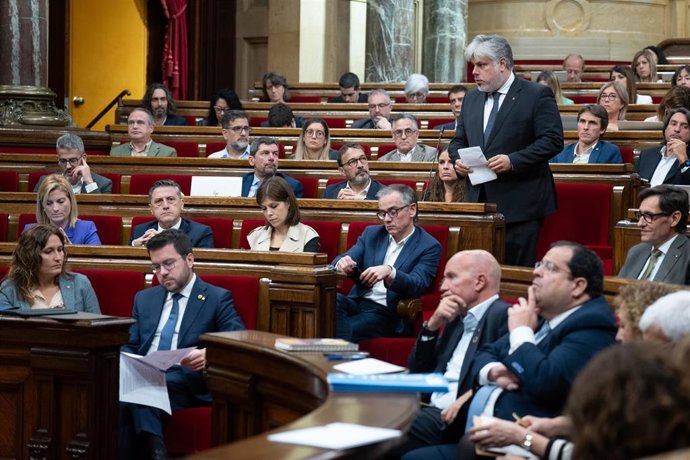 El presidente del grupo parlamentario de Junts, Albert Batet, pregunta al presidente de la Generalitat, Pere Aragons, durante la sesión de control en el pleno del Parlament