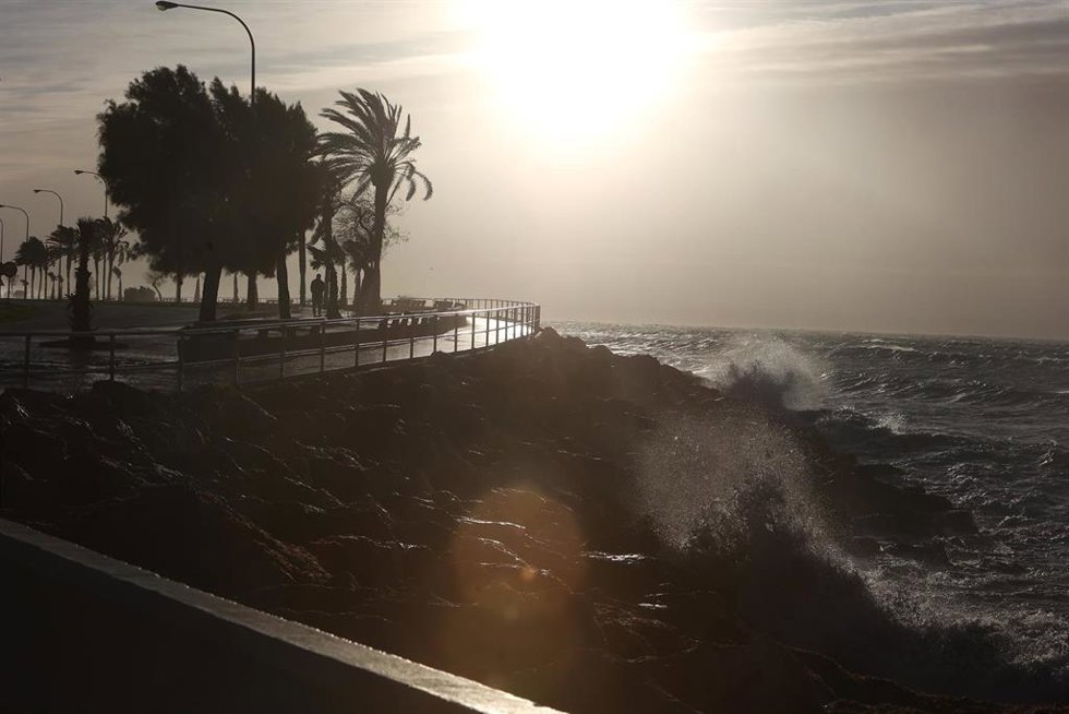 Archivo - Fuerte oleaje causado por el viento en Palma de Mallorca.
