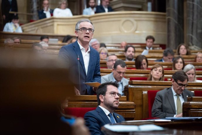 El presidente del grupo de ERC en el Parlament, Josep Maria Jové, y el presidente de la Generalitat, Pere Aragons, en la sesión de control de este miercoles 25 de octubre.