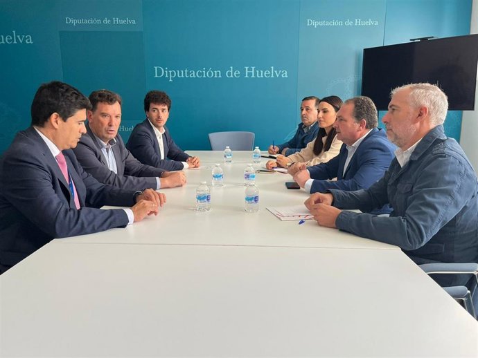 Reunión entre Diputación y  la Autoridad Portuaria de Huelva (APH) para potenciar a la provincia como destino del turismo de cruceros.