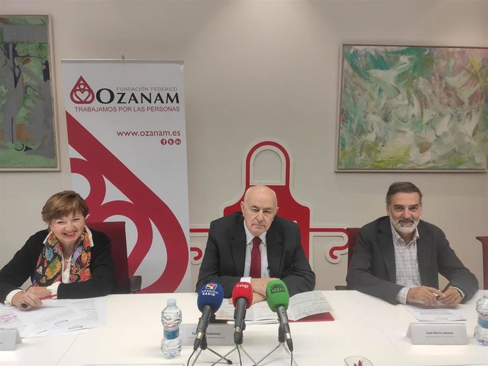La patrona delegada del Rastrillo Aragón, María Pilar Enériz, el presidente de la Fundación Federico Ozanam, Fernando Galdámez, y el director de Acción Social de la Fundación, José María Lamana, presentan la XXXVI edición del Rastrillo Aragón de Ozanam.