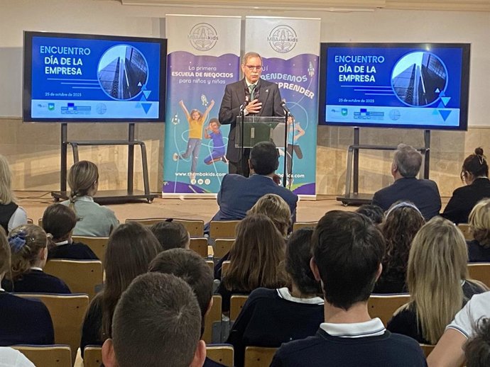 Viso, durante su intervención en la visita al Colegio Alauda Internacional de Córdoba.