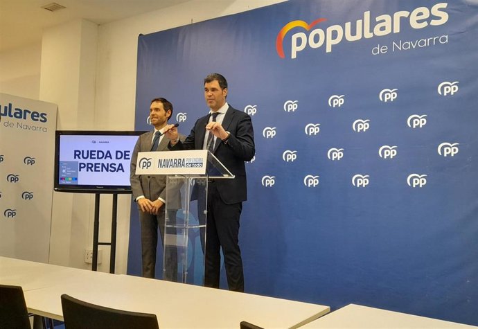 El presidente del PP de Navarra, Javier García, y el diputado por Navarra, Sergio Sayas, en la rueda de prensa