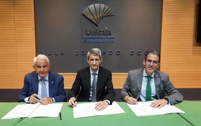 El director del Proyecto Edufinet, José M. Domínguez; el director general de la Fundación Bancaria Unicaja, Sergio Corral, y el presidente de la Academia de Ciencias Sociales y del Medio Ambiente de Andalucía, Antonio Pascual.