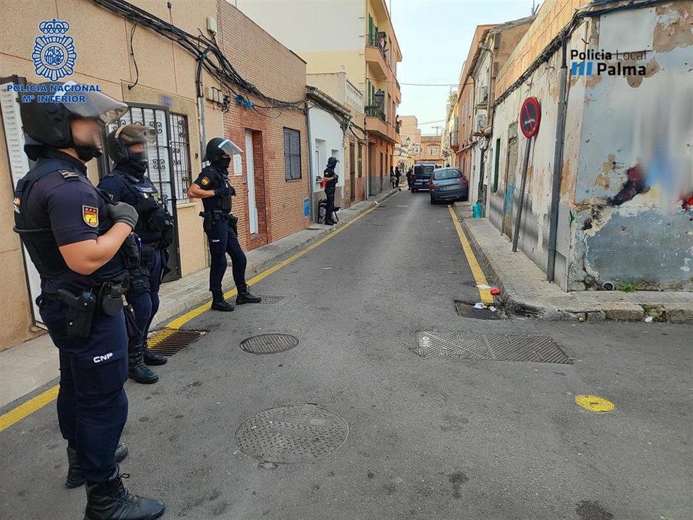 Agentes desplegados en el barrio de la Soledad.