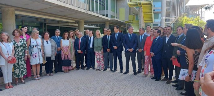 Archivo - Imagen de archivo de una foto de familia tras una visita a Palmas Altas, en Sevilla.