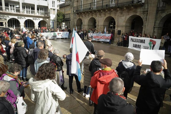 Decenas de personas durante una concentración en solidaridad con Palestina, en la Plaza Mayor, a 22 de octubre de 2023, en Lugo, Galicia (España). 