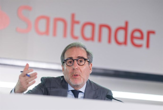 Archivo - El consejero delegado de Grupo Santander, Héctor Grisi, interviene durante la presentación de los resultados de la empresa en el primer semestre de 2023, en la Ciudad Grupo Santander, a 26 de julio de 2023, en Boadilla del Monte, Madrid (Españ