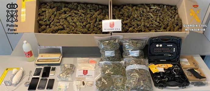 Drogas y distinto material incautado en los registros.