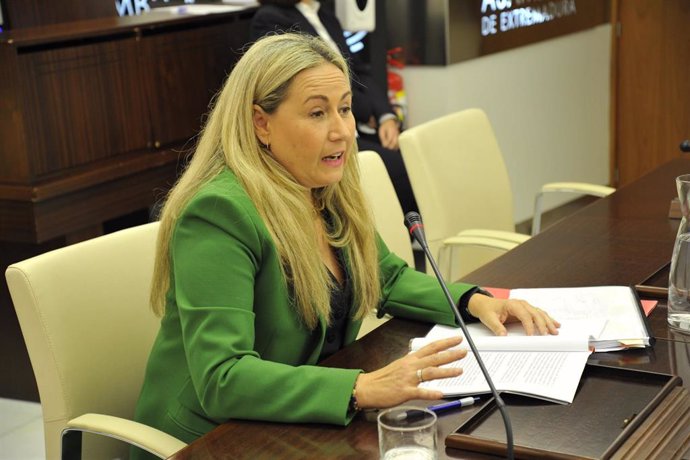 La Defensora de los Usuarios del Sistema Sanitario Público de Extremadura, Eva María Molinero San Antonio, comparece en la Comisión de Salud de la Asamblea.
