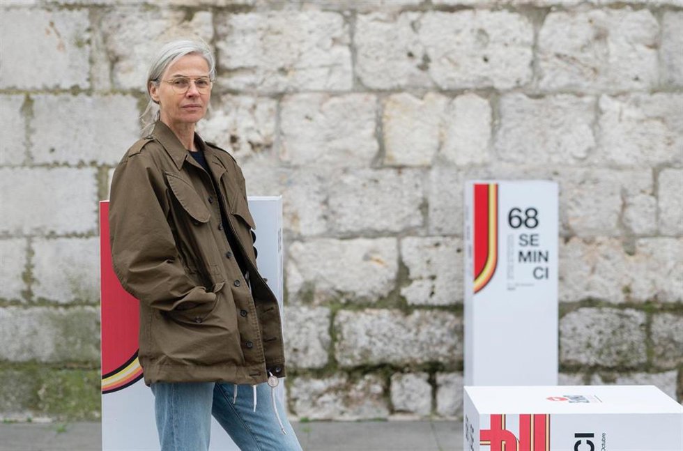 La realizadora alemana Angela Schanelec, directora de 'Música', antes de participar en la rueda de prensa en el Teatro Calderón de Valladolid, en el marco de la Seminci
