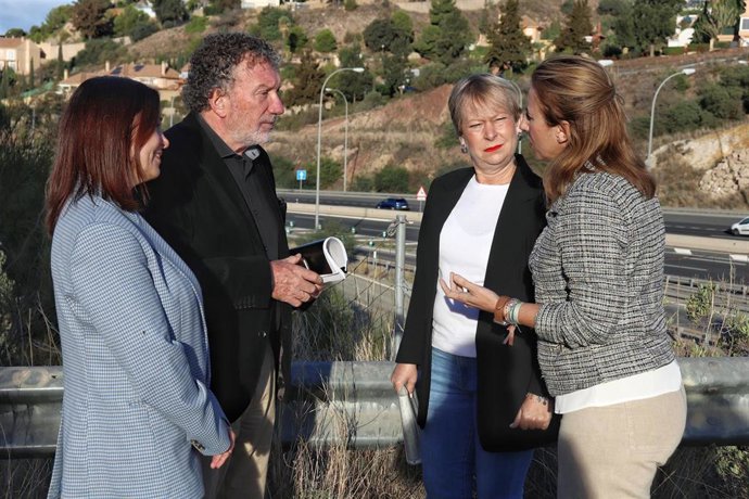 La senadora malagueña Lucía Yeves, acompañada por las diputadas nacionales por el PP de Málaga María del Mar Vázquez y Gema Pérez, y el vicesecretario de Movilidad y Articulación del Territorio, Andrés Gutiérrez Istria.